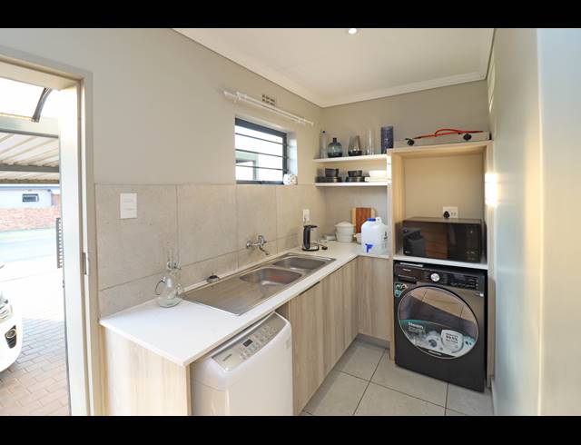 4 BEDROOM HOUSE FOR SALE IN COSMO CITY
